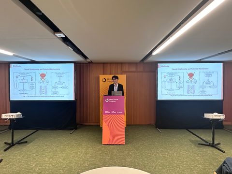 硕士研究生杨飞翔进行分会场报告.jpg
